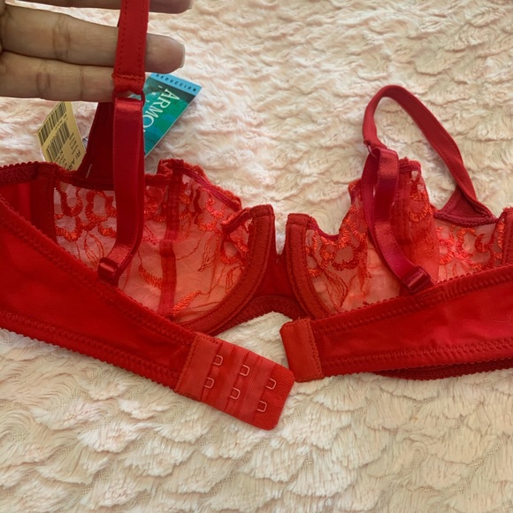 Feminine under cloths - Picture 3 of 9